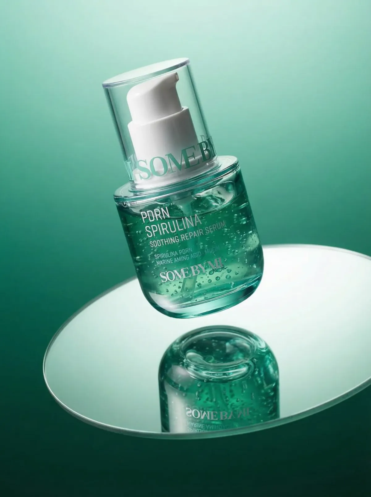 Havada Süzülen Yeşil Serum Şişesi ve Ayna Yansıması