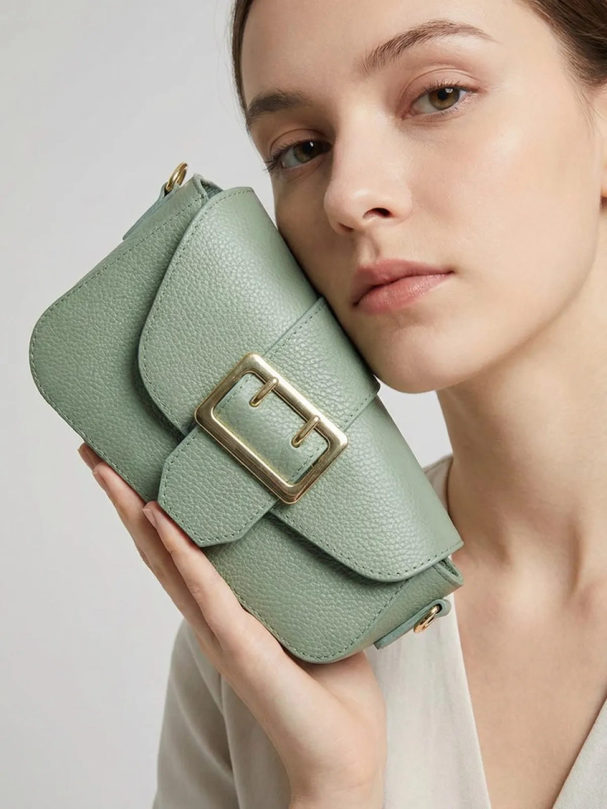 Yanakta Tutulan Kompakt Nane Yeşili Çanta