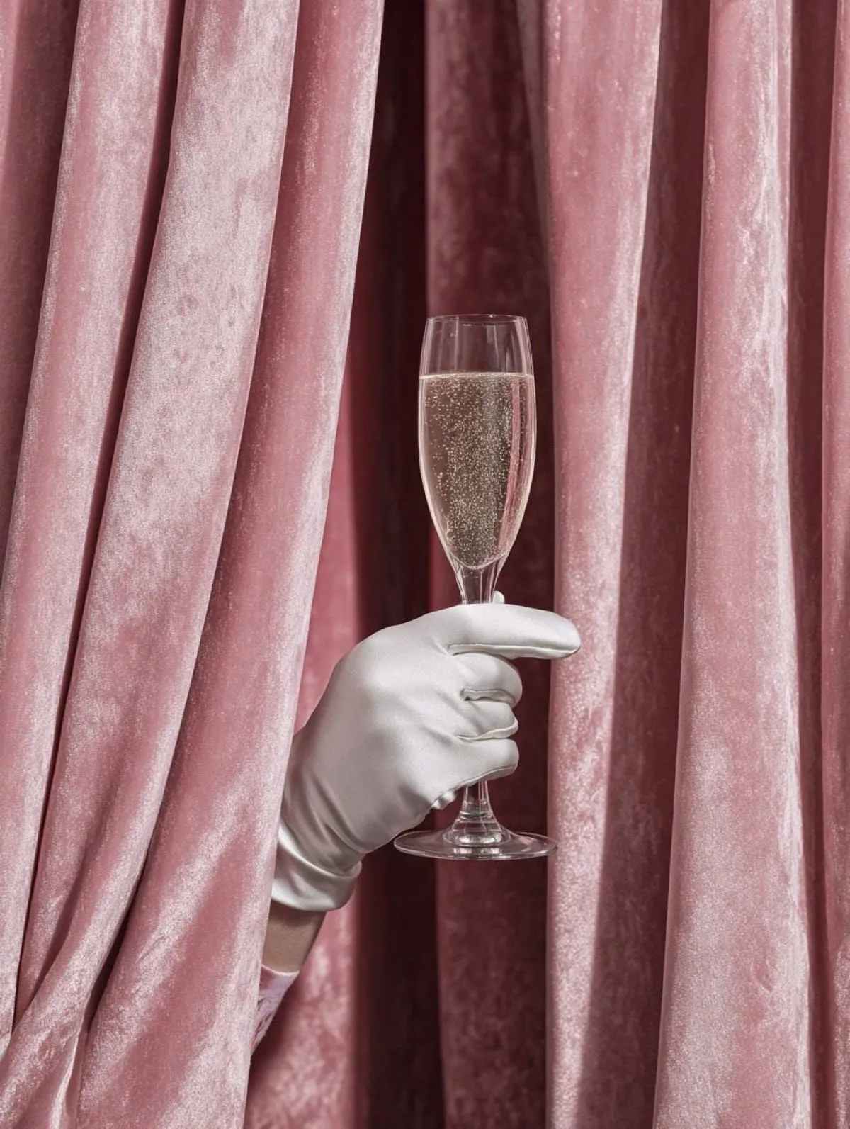 Zarif Eldiven ve Kadeh Perde Gösterimi