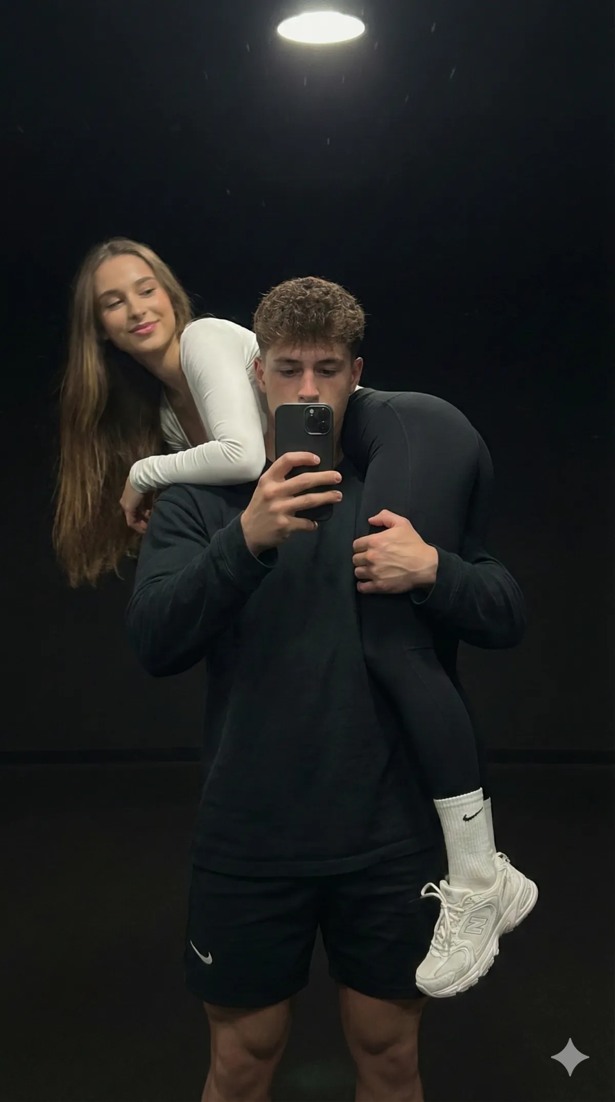 Spor Salonu Ayna Selfie'si: Omuzda Taşıma (Yüz Korumalı)