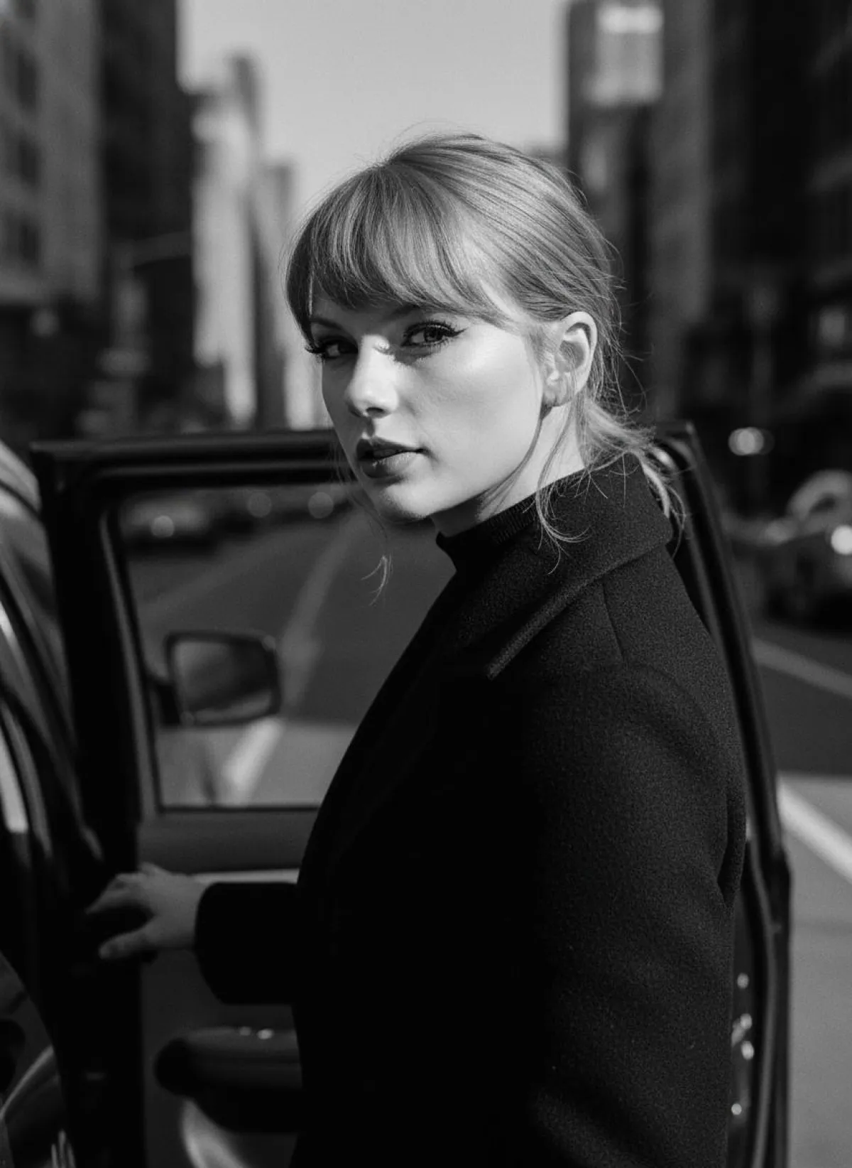 Grenli Siyah Beyaz Film Portresi: Kış Şehri ve Taksi