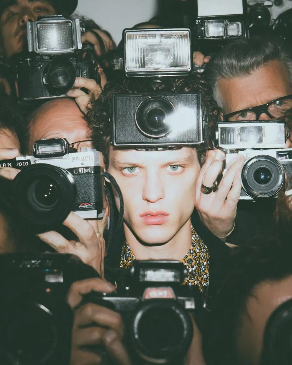 Nostaljik Paparazzi Duvarı ve Erkek Model