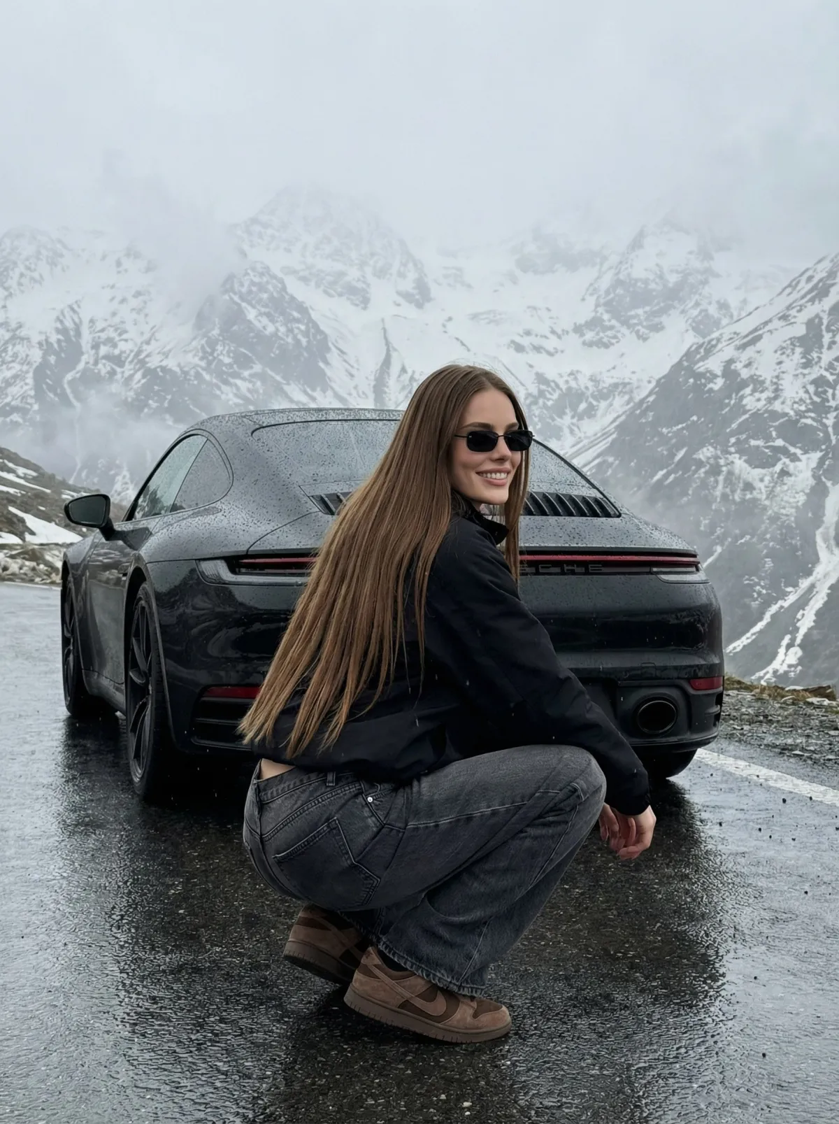 Karlı Meghalaya'da Çömelen Kız ve Siyah Porsche