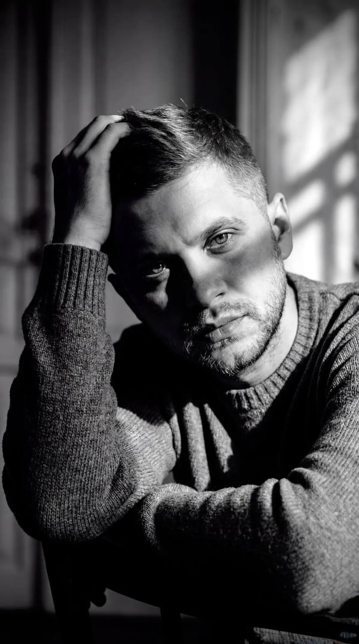 Düşünceli Bakış: Bir Noir Portresi